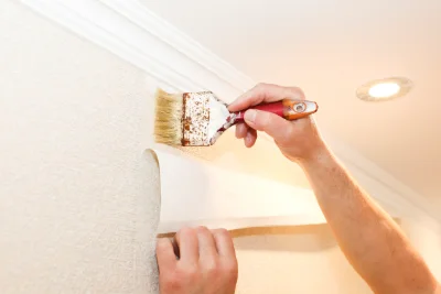 Pose de papier peint à Coray — revêtements muraux et toiles de verre